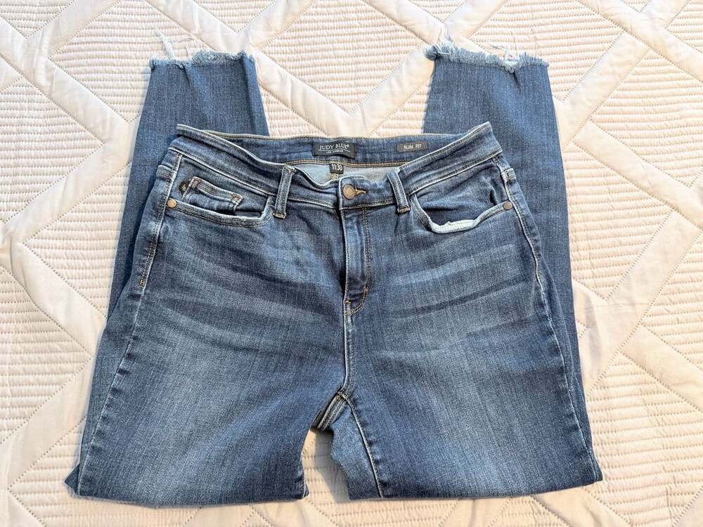 Judy Blue Los Angeles Slim Fit Distressed Raw Hem Jeans Style size 11/30